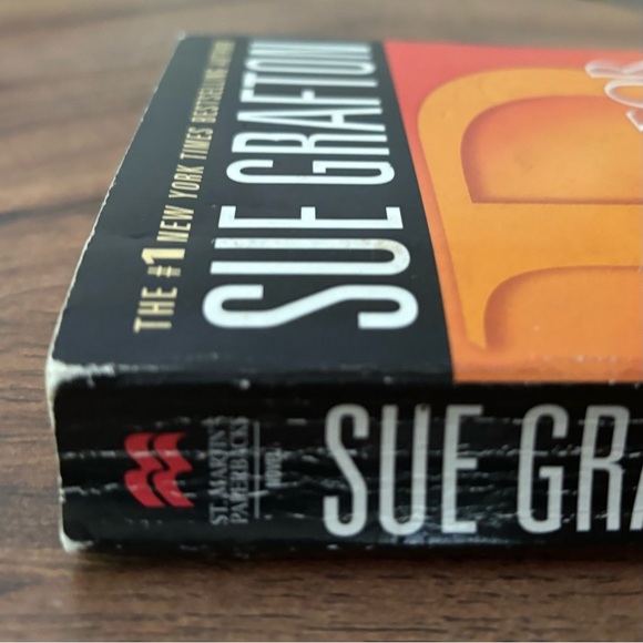 Sue Grafton Alphabet Book Series Bundle of 2 - Picture 7 of 11